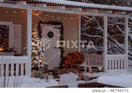 Country cottage decorated for Christmas 96746373