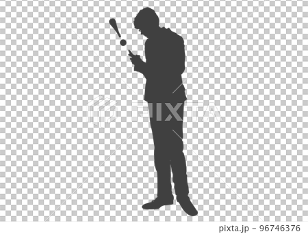 スマートフォンを見て驚くメガネをかけた男性  ビジネスマンの全身横顔のシルエットのイラスト 96746376