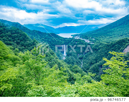 梅雨の華厳の滝 96746577