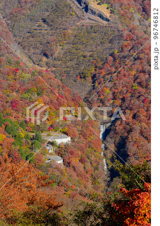 いろは坂の紅葉 96746812