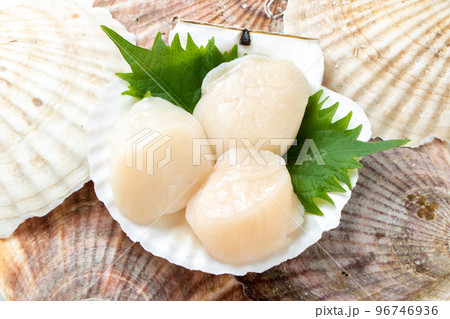 ホタテの貝殻に盛り付けられた帆立貝柱刺身。 96746936