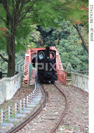 秋のマイントピア別子、打除鉄橋をゆく鉱山観光列車（帰路） 96747412