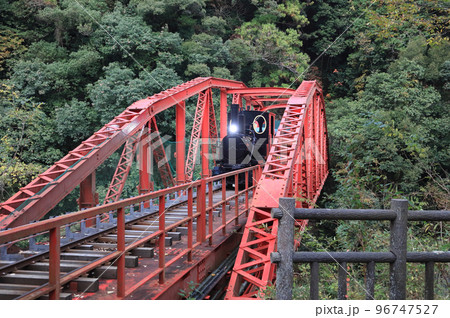秋のマイントピア別子、打除鉄橋をゆく鉱山観光列車（往路） 96747527