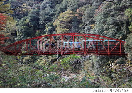 秋のマイントピア別子、打除鉄橋を渡る鉱山観光列車 秋のマイントピア別子、打除鉄橋を渡る鉱山観光列車 96747558
