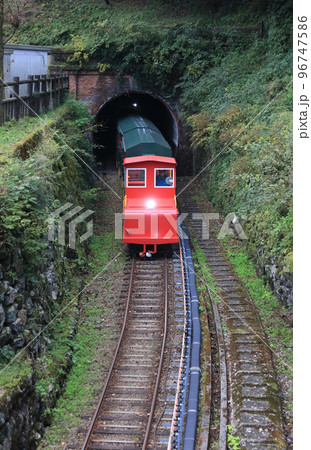 マイントピア別子、中尾トンネルを抜ける鉱山観光列車（帰路） 96747586