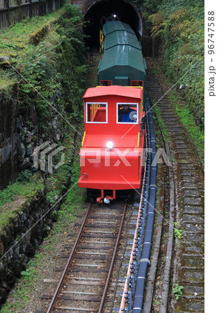 マイントピア別子、中尾トンネルを抜ける鉱山観光列車（帰路） 96747588