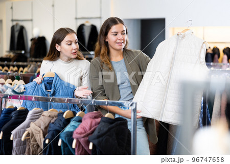 Clothing stores outlet for young women