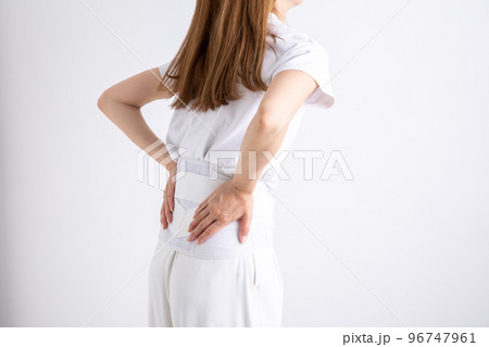 腰痛ベルトを巻く女性 woman 腰痛ベルトを巻く女性 woman 96747961