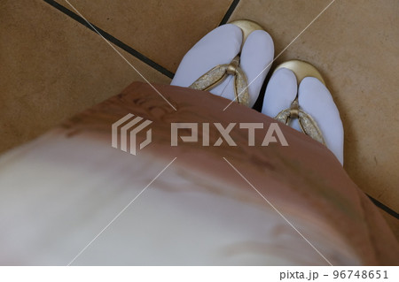 ピンクの訪問着を着た日本女性の足下 96748651