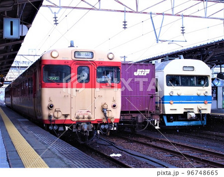 駅に停車するキハ58系普通列車 96748665