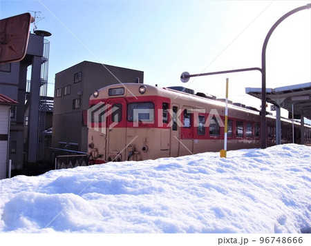 雪の残る駅に停車するキハ58系普通列車 96748666
