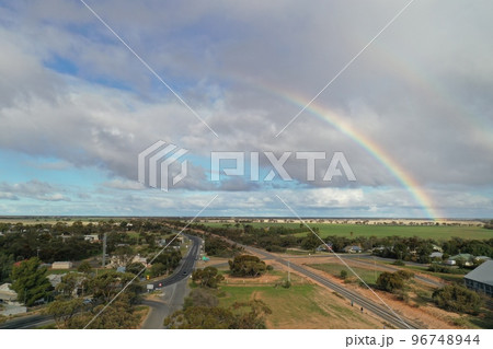 雨上がりの虹と風景 雨上がりの虹と風景 96748944