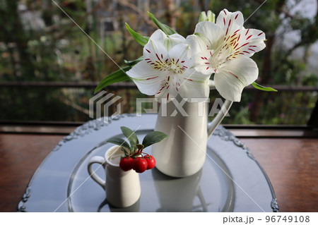 白いアルストロメリアとチェッカーベリー 96749108