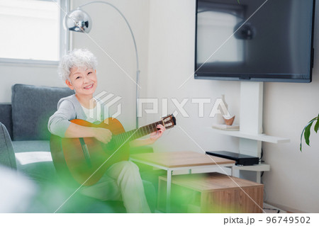 ギターを演奏するシニアの女性 ギターを演奏するシニアの女性 96749502