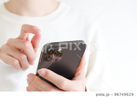 スマホを操作する手元 スマホを操作する手元 96749629