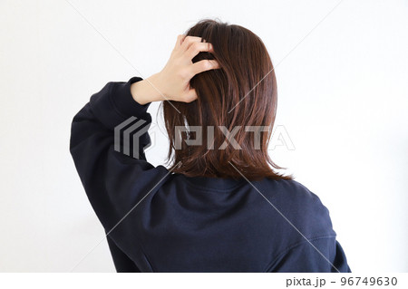 髪の毛を触る女性の後ろ姿 髪の毛を触る女性の後ろ姿 96749630