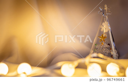 ガラスのクリスマスツリーとガーランドライト 96749661