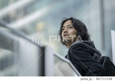30代前半の男性　ポートレート 96751548
