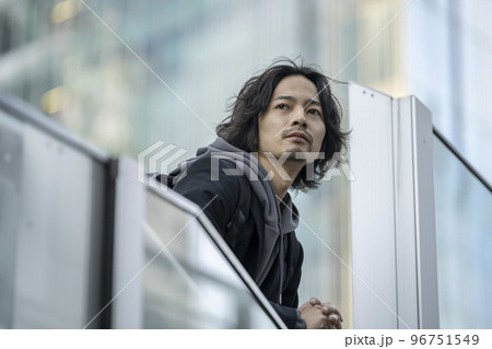 30代前半の男性 ポートレート 30代前半の男性 ポートレート 96751549