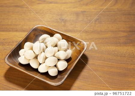 生のぎんなん　イチョウの種　秋の味覚　おいしい 96751722