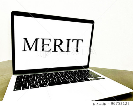メリットと書かれたパソコン画面 96752122