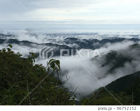 御岳山民宿町久保田で撮った秋の雨の朝、御岳山北側に広がる雲海 96752152