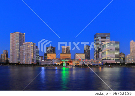豊洲の高層ビル群夜景 96752159