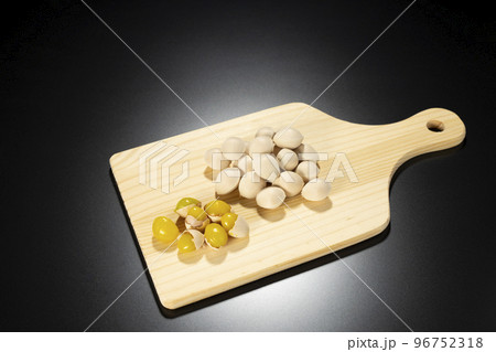 生と調理したぎんなん イチョウの種 秋の味覚 おいしい 生と調理したぎんなん イチョウの種 秋の味覚 おいしい 96752318