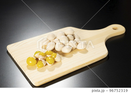 生と調理したぎんなん　イチョウの種　秋の味覚　おいしい 96752319