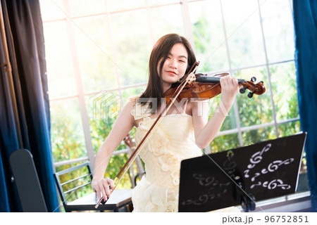 Violinist woman Violinist woman 96752851