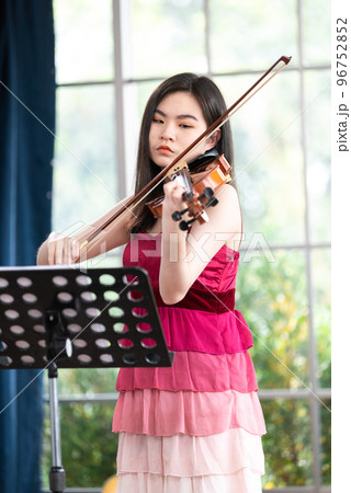 Violinist woman Violinist woman 96752852
