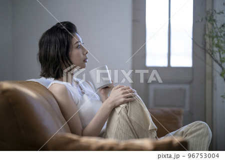 マグカップを持った若い女性　横顔　自宅　プライベート　イメージ 96753004
