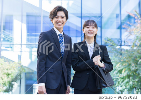 就活　リクルートスーツを着た男女のポートレート　撮影協力「LINK FOREST」 96753033