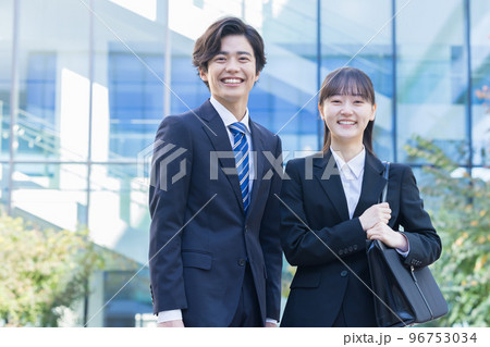 就活　リクルートスーツを着た男女のポートレート　撮影協力「LINK FOREST」 96753034