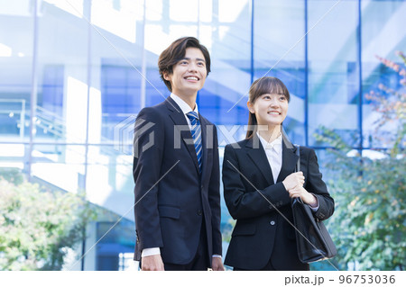 就活　リクルートスーツを着た男女のポートレート　撮影協力「LINK FOREST」 96753036
