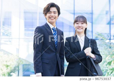 就活　リクルートスーツを着た男女のポートレート　撮影協力「LINK FOREST」 96753037