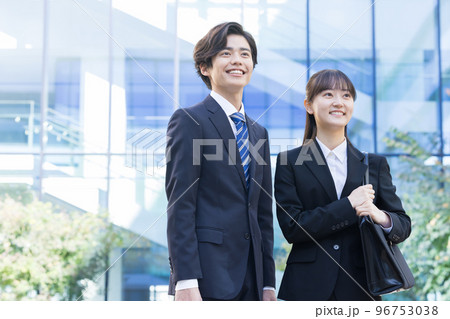 就活　リクルートスーツを着た男女のポートレート　撮影協力「LINK FOREST」 96753038