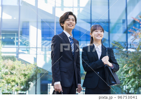 就活　リクルートスーツを着た男女のポートレート　撮影協力「LINK FOREST」 96753041