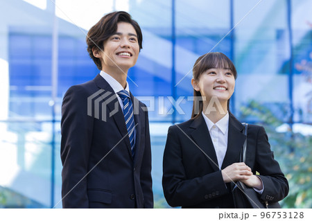 就活　リクルートスーツを着た男女のポートレート　撮影協力「LINK FOREST」 96753128