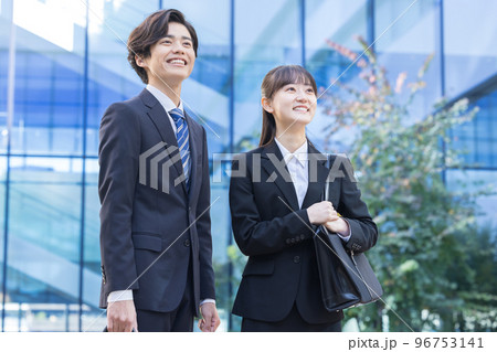 就活　リクルートスーツを着た男女のポートレート　撮影協力「LINK FOREST」 96753141