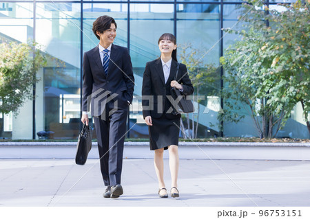 就活　リクルートスーツを着た男女のポートレート　撮影協力「LINK FOREST」 96753151