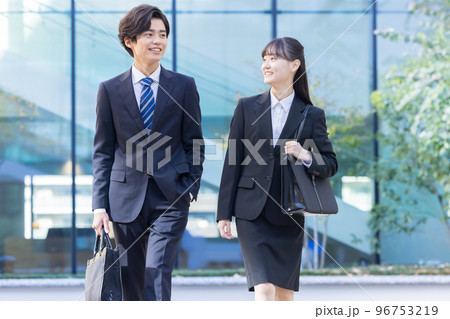 就活　リクルートスーツを着た男女のポートレート　撮影協力「LINK FOREST」 96753219