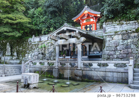 京都・東山区 清水寺 音羽の滝 96753298
