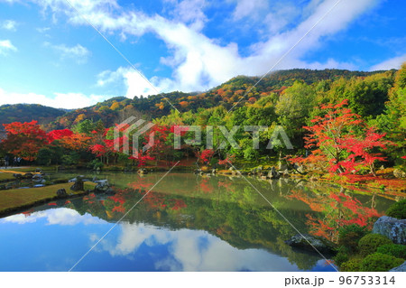 【京都府】シンメトリーな嵐山天龍寺の紅葉（曹源池庭園） 96753314