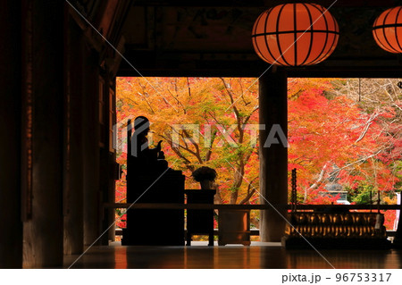【奈良県】長谷寺本堂(礼堂)から見た紅葉 【奈良県】長谷寺本堂(礼堂)から見た紅葉 96753317