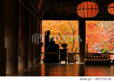 【奈良県】長谷寺本堂(礼堂)から見た紅葉 【奈良県】長谷寺本堂(礼堂)から見た紅葉 96753318