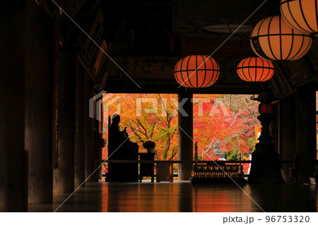 【奈良県】長谷寺本堂(礼堂)から見た紅葉 【奈良県】長谷寺本堂(礼堂)から見た紅葉 96753320