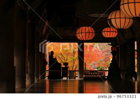 【奈良県】長谷寺本堂(礼堂)から見た紅葉 【奈良県】長谷寺本堂(礼堂)から見た紅葉 96753321