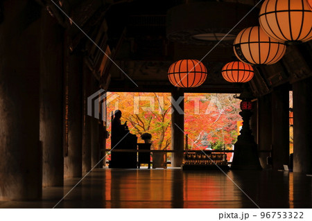 【奈良県】長谷寺本堂(礼堂)から見た紅葉 【奈良県】長谷寺本堂(礼堂)から見た紅葉 96753322