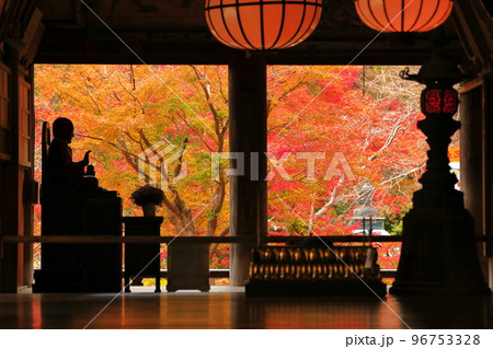 【奈良県】長谷寺本堂（礼堂）から見た紅葉 96753328